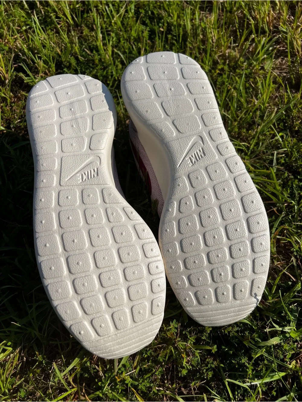 NEW Nike size 8.5 Womens Roshe One Plum Pink shoes